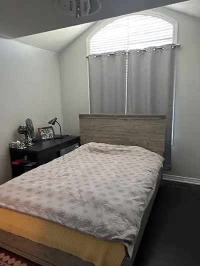 Upstairs bedroom with a shared bathroom in Oakville (Dundas & Eighth Line) Walking distance to Bus S...