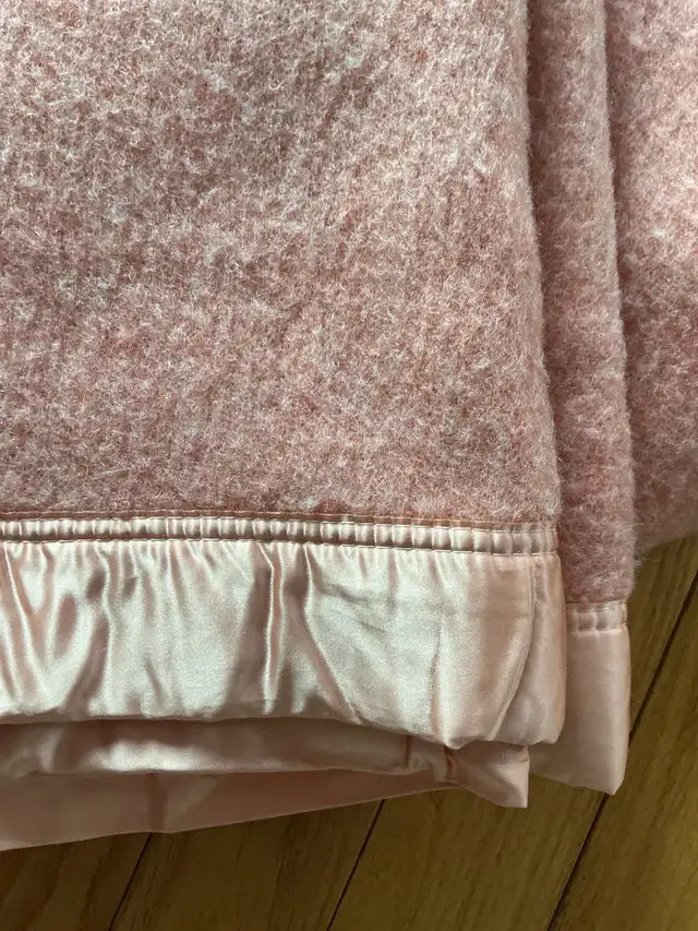 Vintage Kenwood Dusty Rose 100% Wool Blanket in Bedding in Ottawa - Image 4