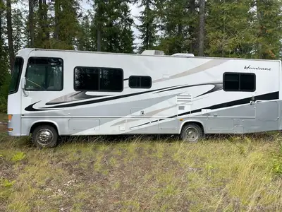 Good news: 2008 Four Winds Hurricane 30Q 31 ft 11 inches Triton V10 Gas Engine 33,352 kms 3600watt g...