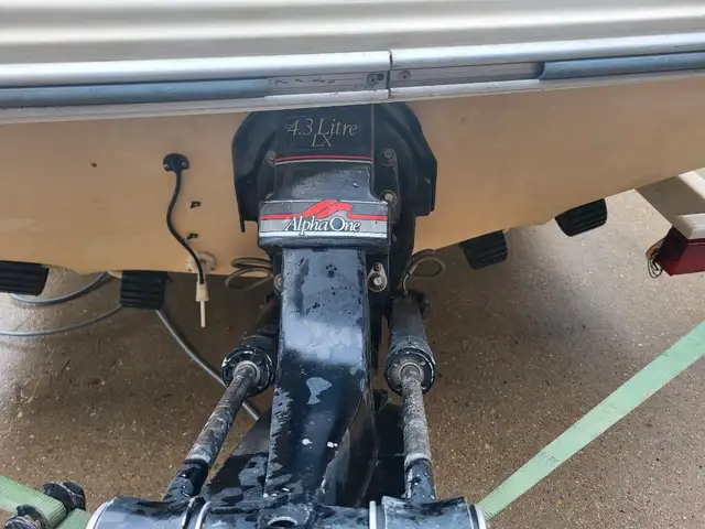 17 ft 1991 Searay Bowrider with 4.3 L Mercruiser with Trailer in Powerboats & Motorboats in Winnipeg - Image 6