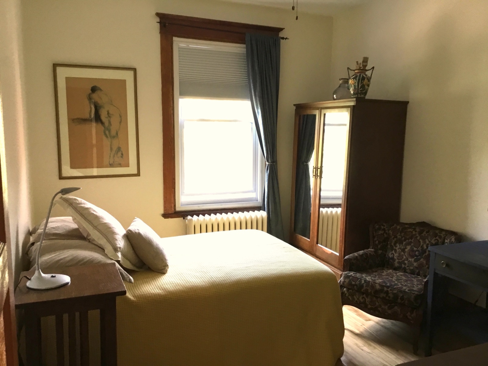 A private furnished room in Mile End/Chambre meublée à louer — photo 3