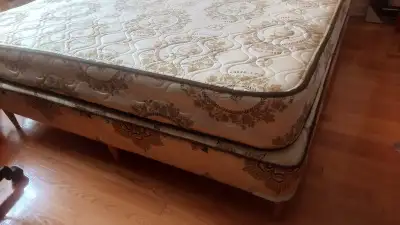 ️ Lit Queen complet – Matelas + sommier – Québec 69 – Excellen, View more