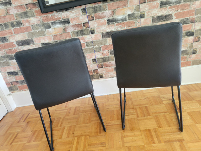 A vendre 2 chaises noires Bouclair ( Prix pour les 2) dans Chaises, Fauteuils inclinables  à Ville de Montréal - Image 2