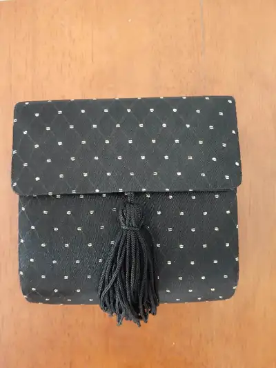 Mini sac à main de soirée noir avec incrustations dorées. Dimensions : 4 1/4" long X 2 1/4" large X...