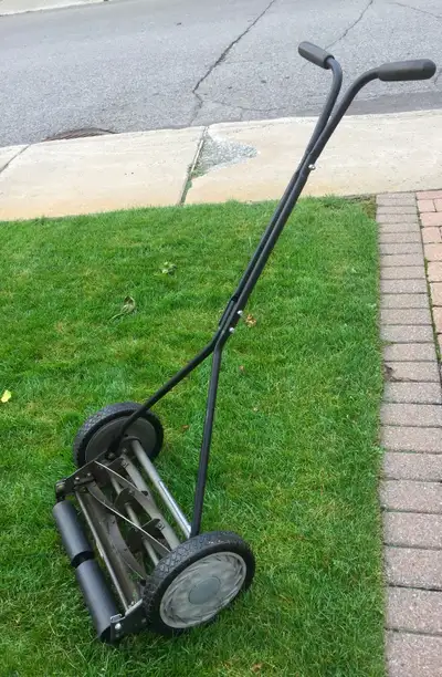 American reel push lawn mover with 16" cut, View more