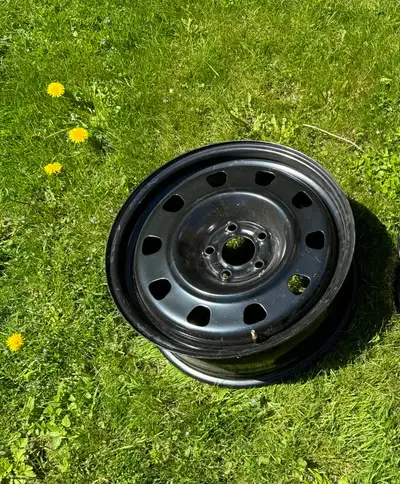 1 jante ( rim) d’auto de 17 pouce neuf en acier. Jamais installés. Payé $92 Prix $15 Jean au 514-895...