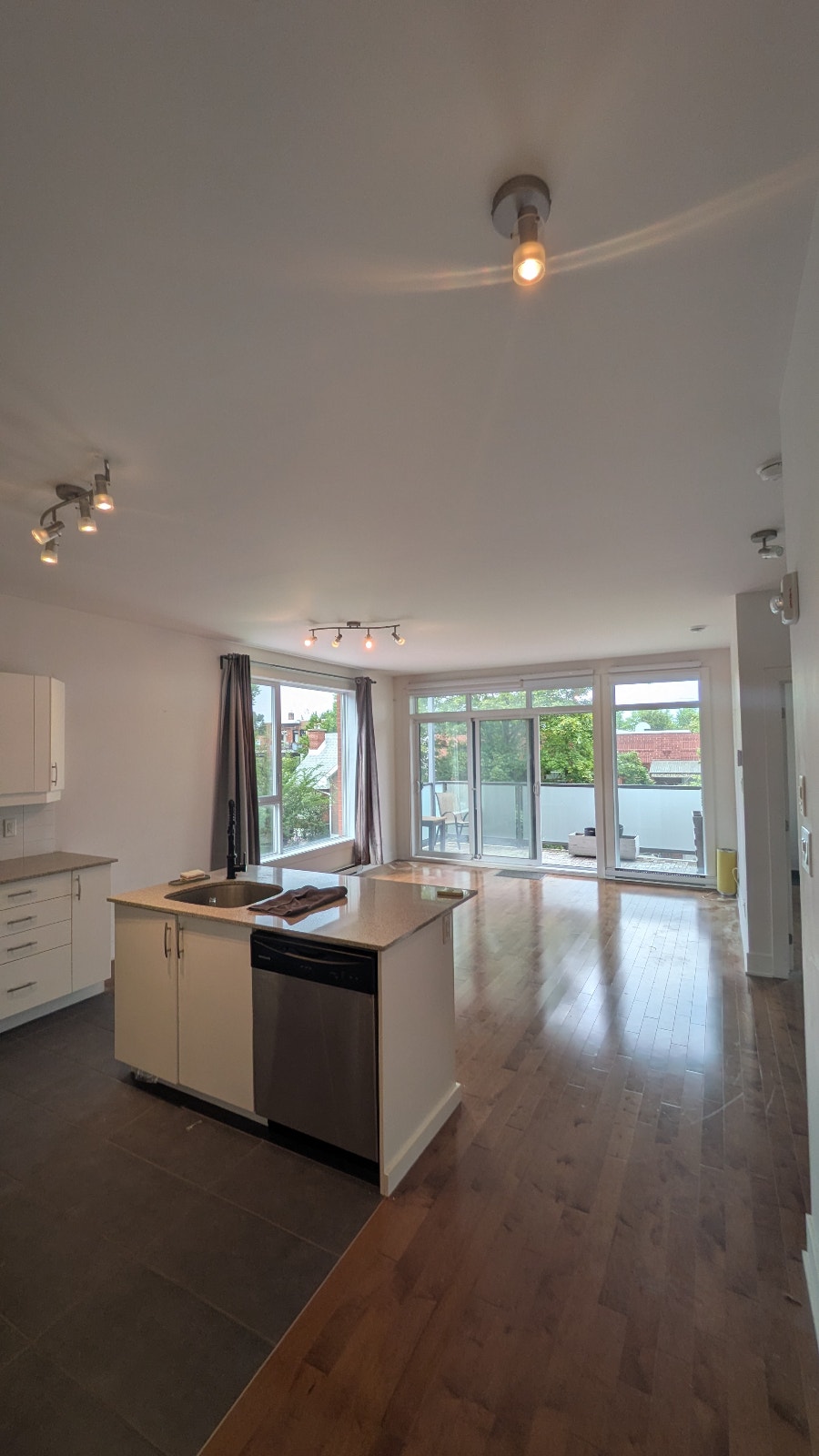Grand 4 1/2 / 2 chambres - Villeray - Disponible 1er septembre — photo 1