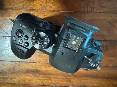 Panasonic Lumix GH5 4k cinema video camera comes with the battery and charger. in good working condi...