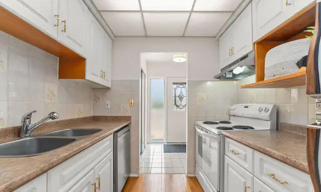 BRIGHT AND SPACIOUS ROOM FOR RENT  - NEWMARKET