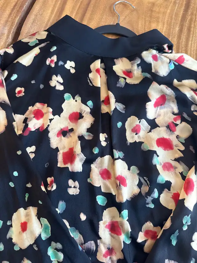 SHAN black silky blouse with floral pattern fits oversize in Women's - Tops & Outerwear in Laurentides - Image 5