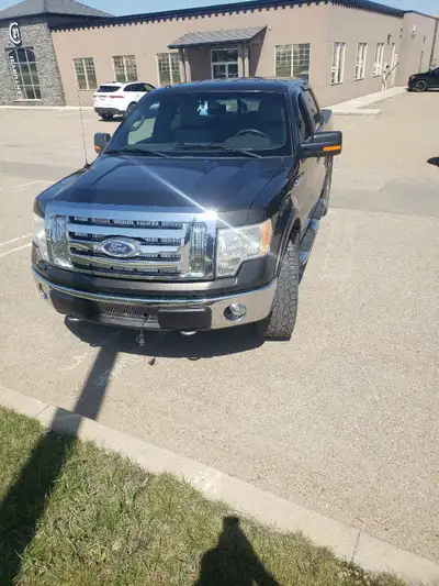 I'm selling a Ford F150 XLT pickup truck. Features include: * 5.4l * 259,000km * Towing package * Sp...