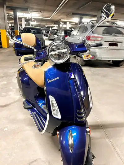 Vespa Primavera 2022, 50cc, avec top case Vespa. Couleur Blu Energico. 1 seule propriétaire. 2700 km...