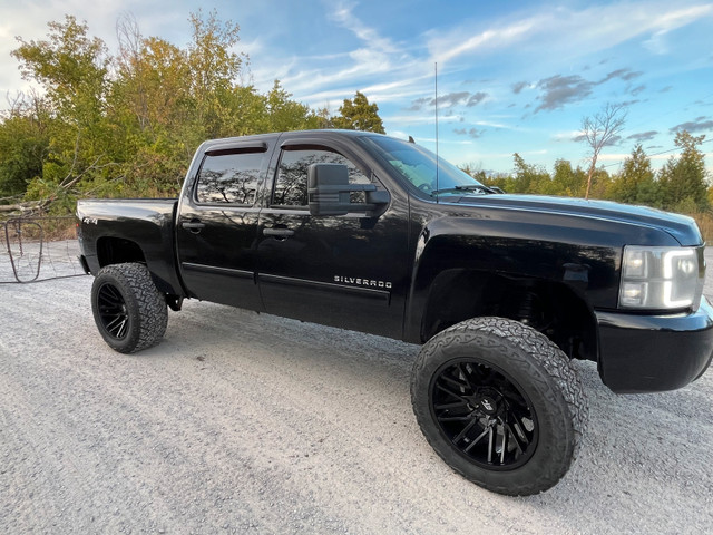 2010 SILVERADO 1500 CREWCAB LIFTED 4WD in Cars & Trucks in Ottawa - Image 2