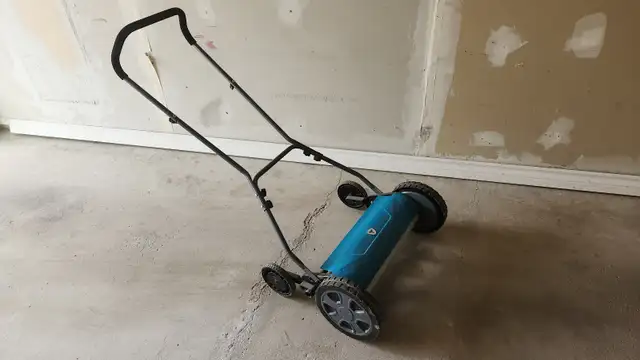 Yardworks Reel Lawn Mower in Lawnmowers & Leaf Blowers in Markham / York Region - Image 2