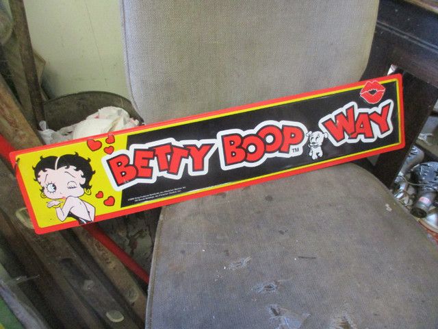 2000 BETTY BOOP WAY EMBOSSED STREET TIN WALL SIGN $30 HOME DECOR in Home Décor & Accents in Winnipeg