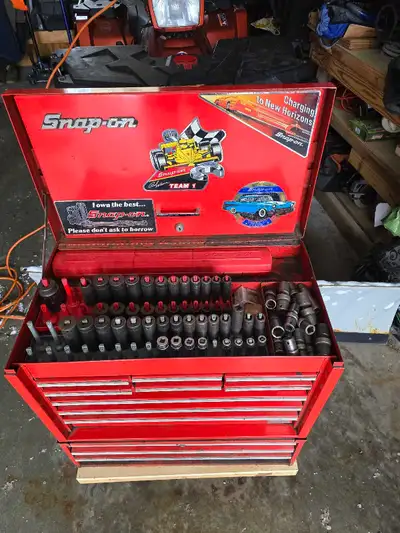 Snap on tool chest with tools . Tools are Snap on with 200 piece count .