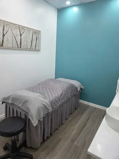 * Room with sink and bed ( if needed) * it is in a busy spa * perfect for doctor, injection, tanning...