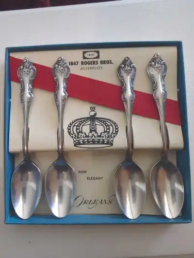 These elegant 1847 Rogers Bros. Orleans pattern silverplate spoons are in excellent vintage conditio...