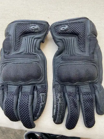 Elevate your ride with these Held Women’s Motorcycle Gloves, size small, crafted for superior comfor...
