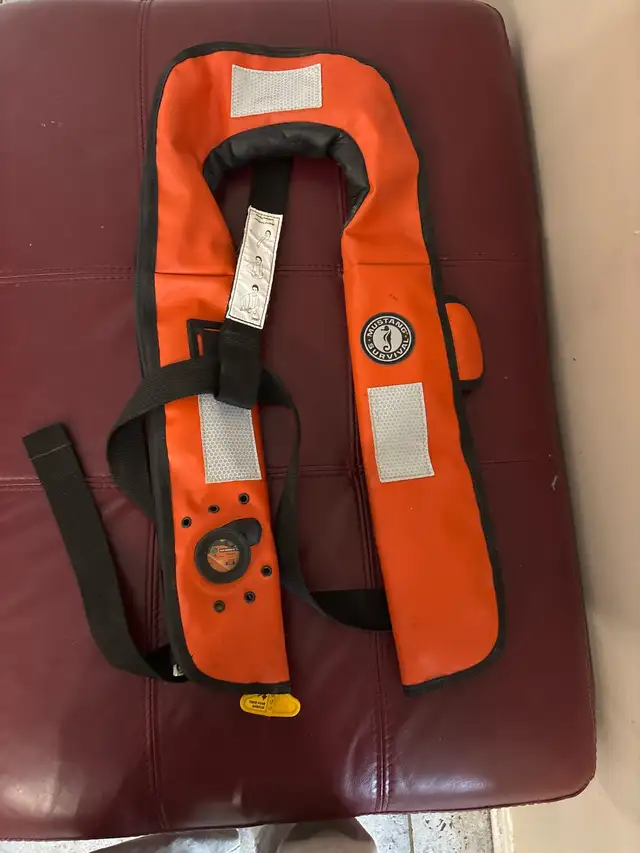 Mustang Survival Inflatable Life Jacket in Water Sports in Ottawa - Image 3