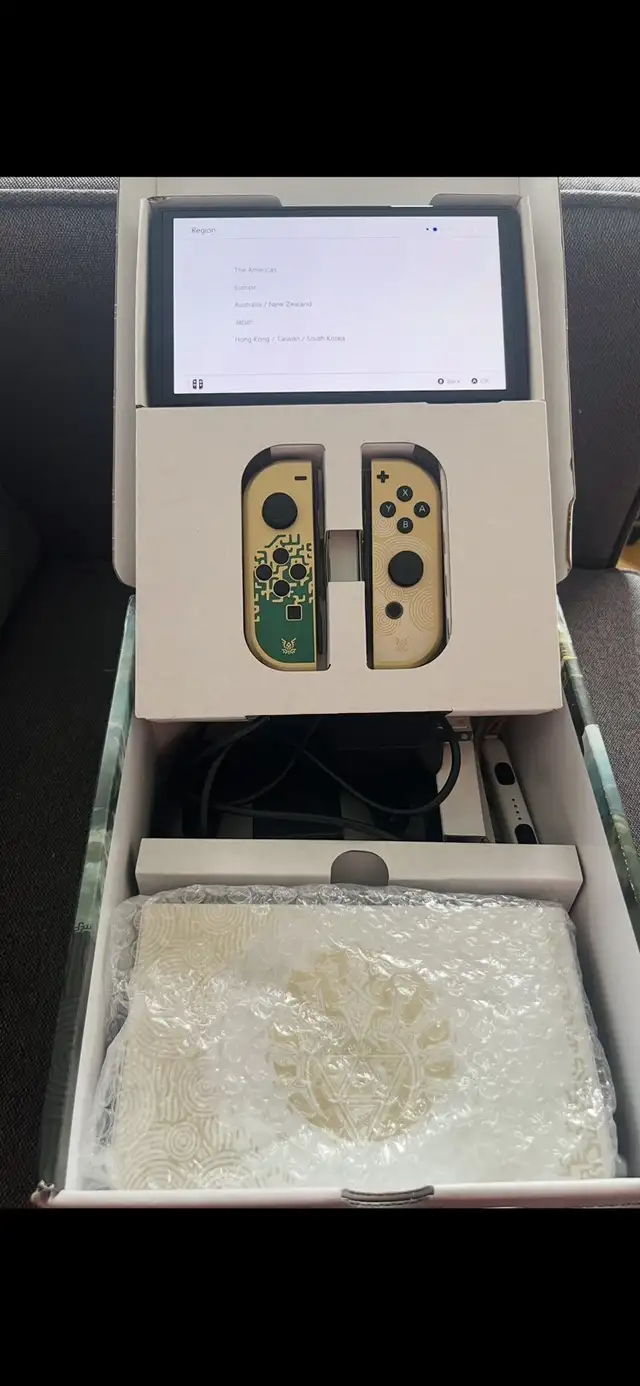 Nintindo Switch OLED Zelda édition + pro controller in Nintendo Switch in City of Montréal - Image 6