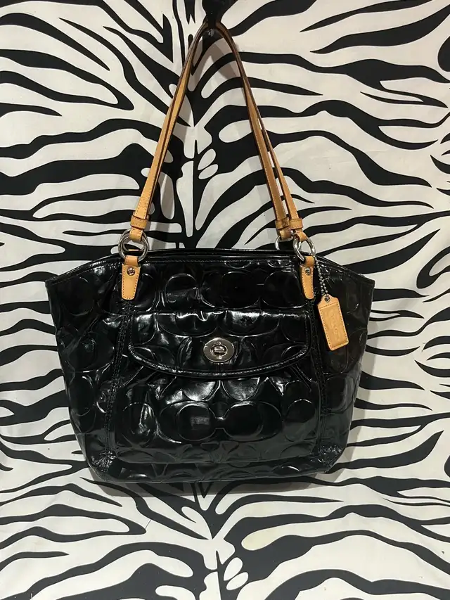 Black Vintage Coach Bag in Women's - Bags & Wallets in City of Toronto - Image 2
