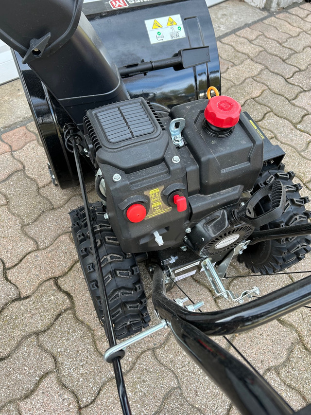 Snowblower - almost new in Snowblowers in Hamilton - Image 2