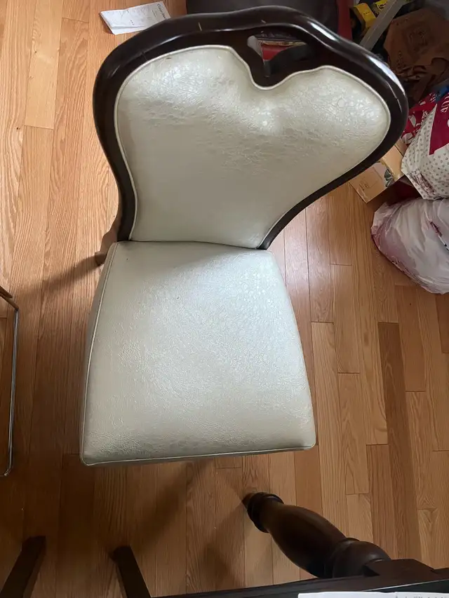 Dinning chair in Chairs & Recliners in Markham / York Region - Image 3