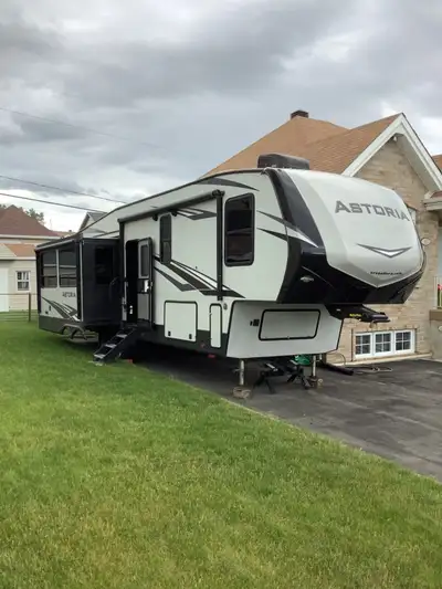 Caravane à sellette (fiftwheel) 2020 Dutchmen Astoria 3173RLP. EXTENSION DE GARANTIE TRANSFÉRABLE JU...