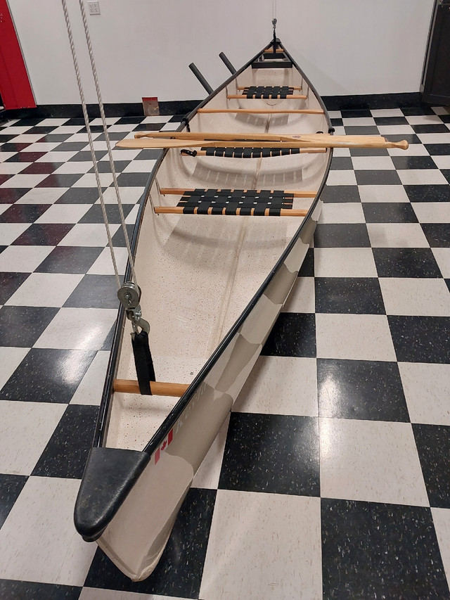 16'4" Kevlar Canoe in Fishing, Camping & Outdoors in Mississauga / Peel Region - Image 2