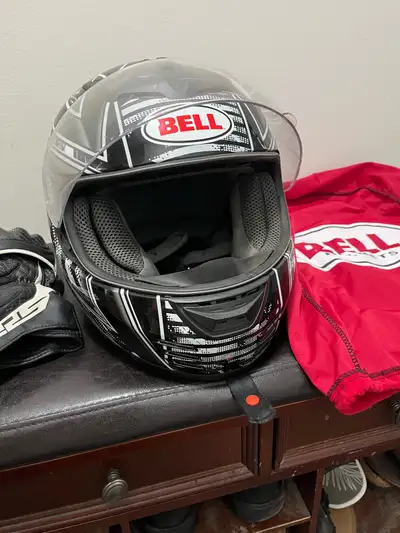 Bell motorcycle helmet in good condition . With a storage bag and the gloves are free if u want them