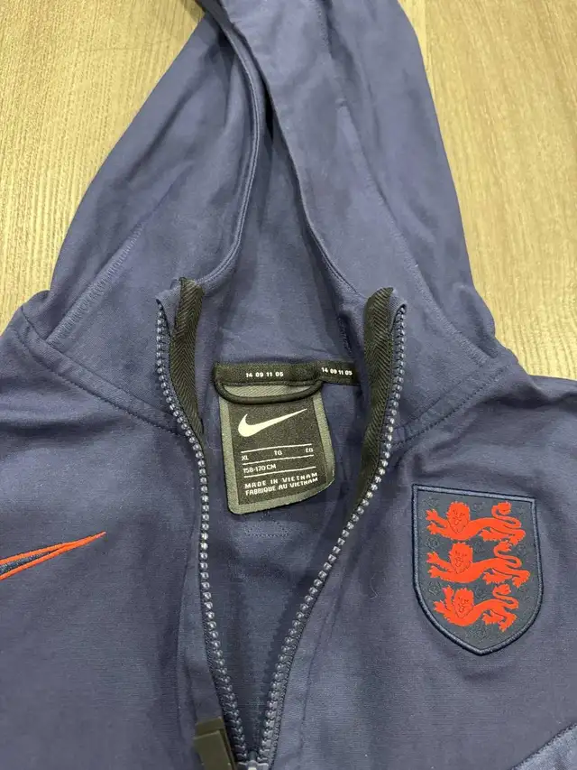 Nike England Soccer Football Zipper Hooded Jacket Youth Size XL in Kids & Youth in City of Toronto - Image 6