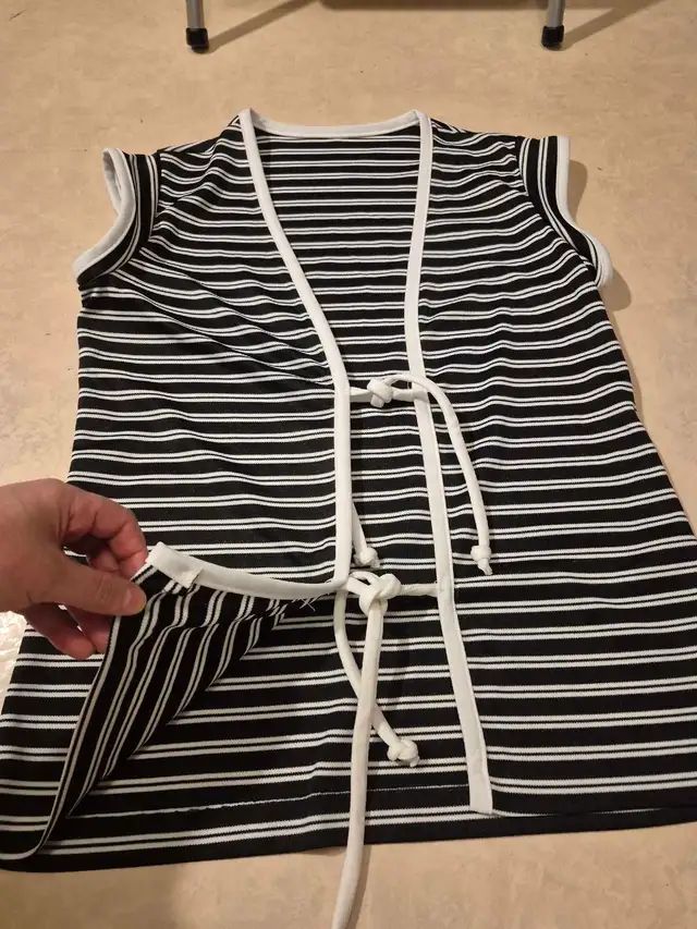 Women's Striped Top and White Pants Lounge Set in Multi-item in Napanee - Image 4