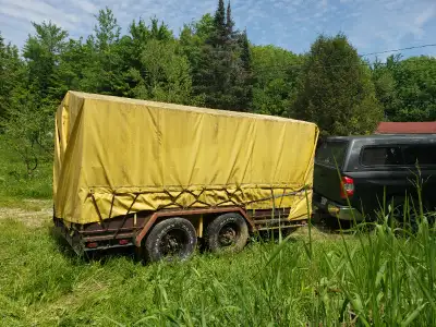 Remorque double essieux avec tente jaune avec des freins électriques qui fonctionnent bien. Grandeur...