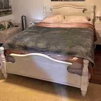 Vintage Style White bed Queen size 