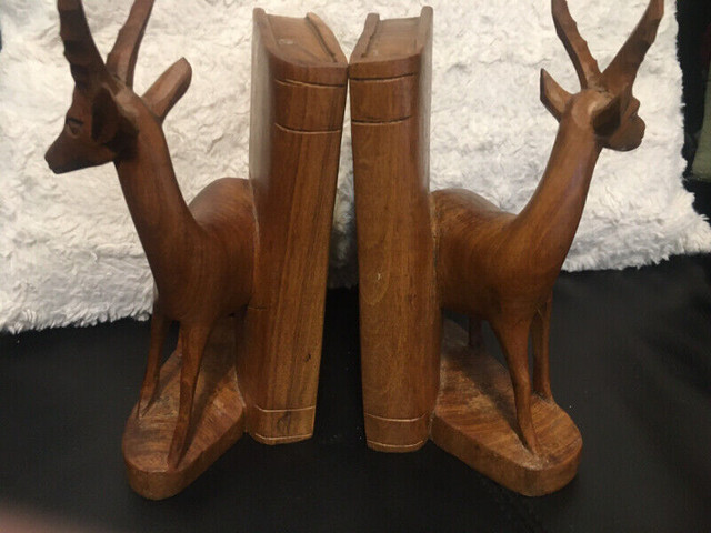 Mid-century hand-carved wood gazelle book ends dans Art et objets de collection  à Ville de Montréal