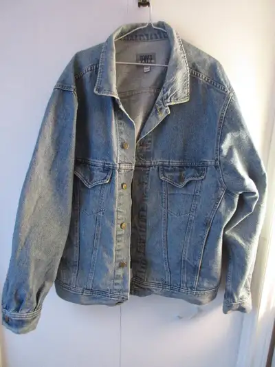 Vintage Denim Jean Jacket by Denver Hayes, blue, 2XL. Made in Canada Come and pick it up...Two insid...