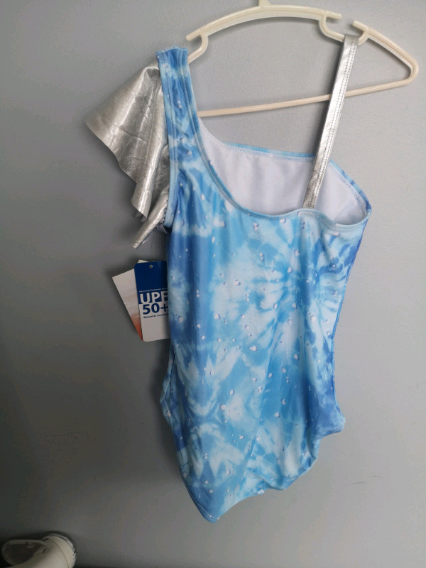 New Girls one piece FROZEN II Bathing suit Size Medium (8-10) in Kids & Youth in Moncton - Image 4
