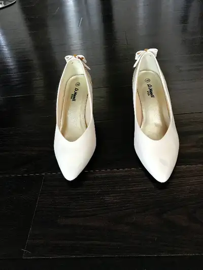 Pump shoes cream color leather Le Monti, View more