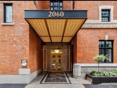 Discover modern downtown living at its finest in this brand-new studio condo at 2060 Rue Peel. $1,85...