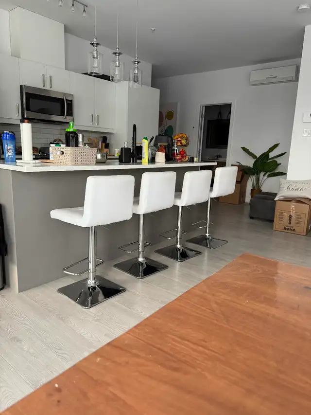 Tabourets de cuisine presque neuf in Dining Tables & Sets in Longueuil / South Shore - Image 2