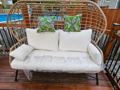 Chaise de patio biplace en forme duf a vendre a l'état du neuf, View more