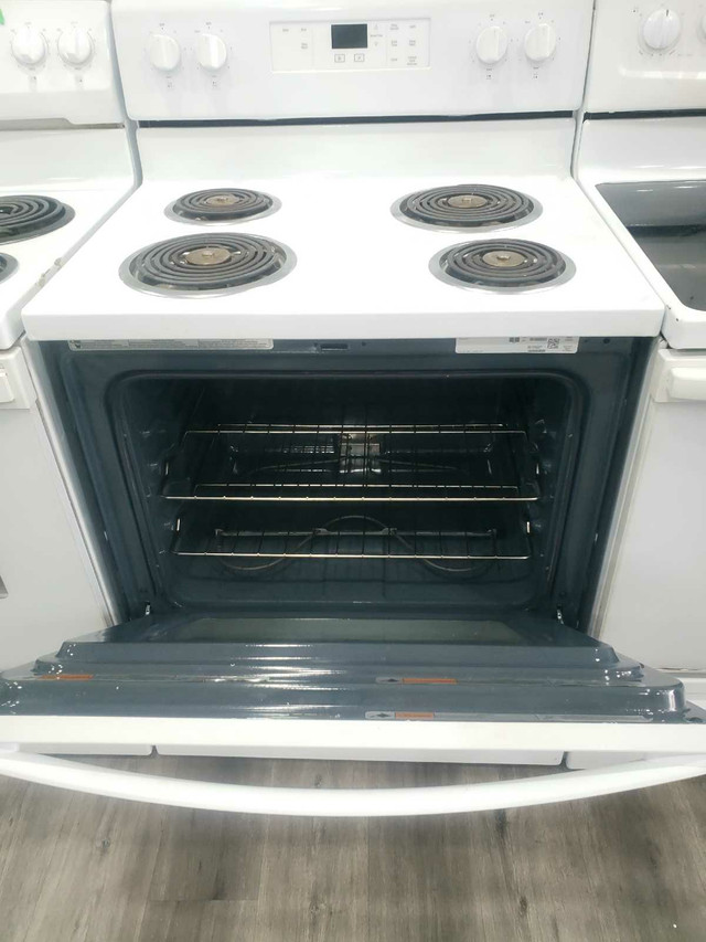 2023 whirlpool Electric stove range oven  in Stoves, Ovens & Ranges in Hamilton - Image 3