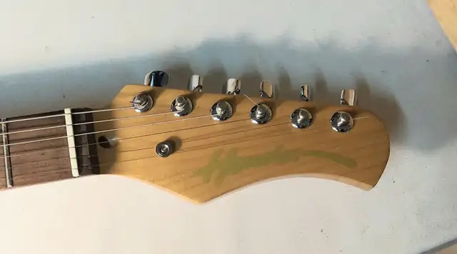 Guitar electr. HONDO ampli PEAVEY express case fil trepied propr in Guitars in Sherbrooke - Image 6