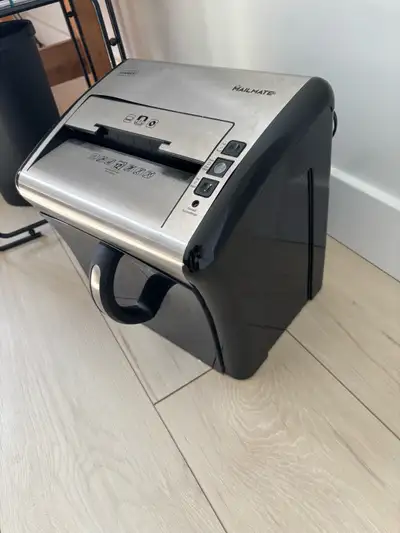 Déchiqueteuse MailMate de chez Bureau en Gros, très peu utilisé, bonne condition