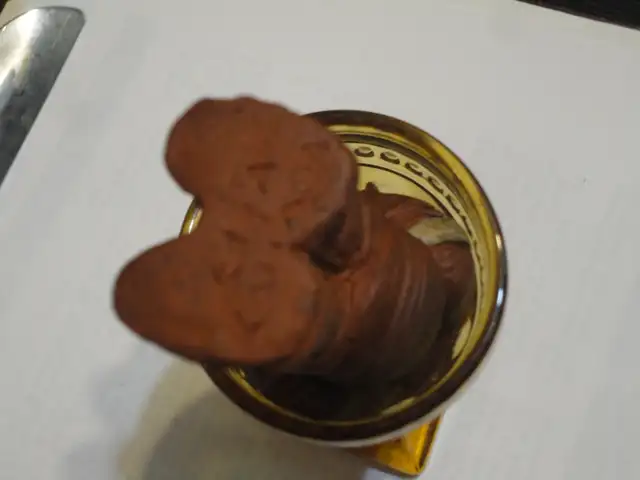 Sculpture inuit (eskimo) en céramique, femme avec enfant. Signée in Arts & Collectibles in Laurentides - Image 4