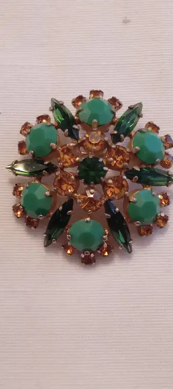 A BEAUTIFUL RARE VINTAGE SIGHNED SHERMAN CRYSTAL BROOCH FROM 1960'S IN SAPHIRE BLUE AND GREEN JADE C...