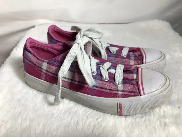 Girls Pink Airwalk Shoes, Size 1.