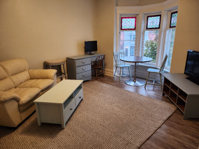 2 Student Rooms Available - Close to Bus and University