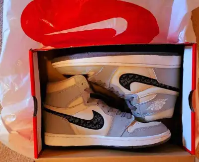 New girl's shoes. Size 8. Delivery available in Barrie.